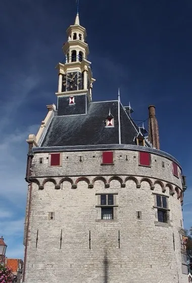 De Hoofdtoren in de haven van Hoorn