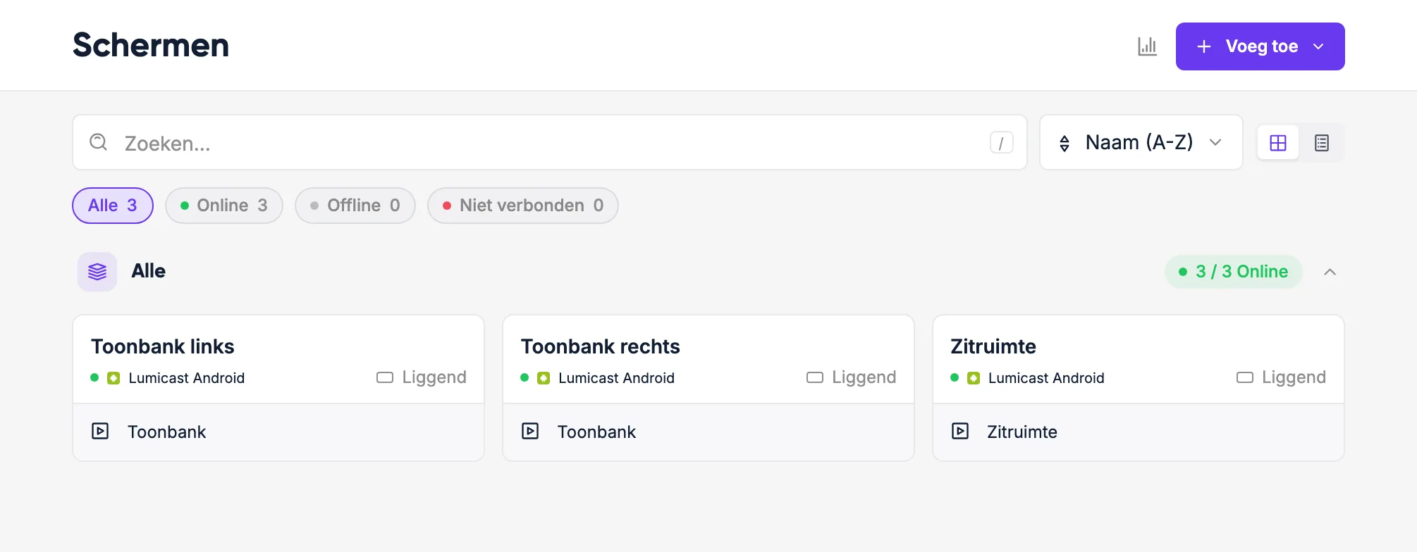 Het schermenoverzicht van een koffiebar: drie Philips-schermen met de Lumicast Android-app, allemaal online.